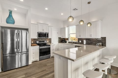 House, 4 Bedrooms | Private kitchen | Coffee/tea maker, fridge, oven, electric kettle