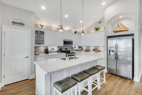 House, 4 Bedrooms | Private kitchen | Fridge, oven, coffee/tea maker, toaster