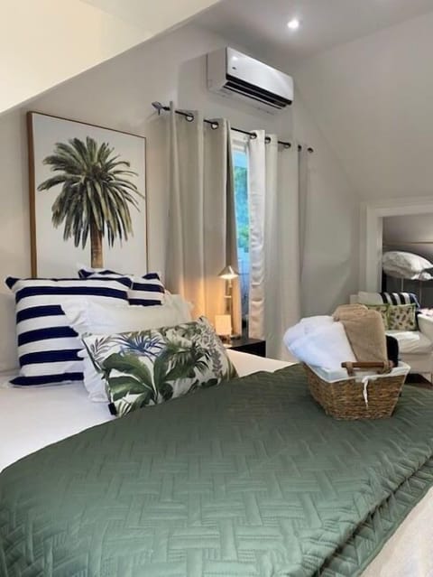 Luxury Suite | Blackout drapes, WiFi (free), bed sheets