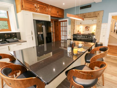 Cottage | Private kitchen | Fridge, dishwasher, electric kettle, toaster