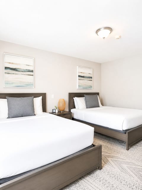 2 Queen Beds Sleeps 4