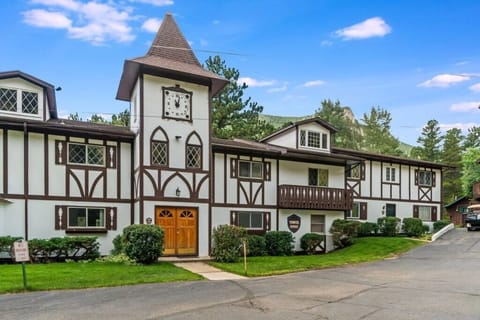 Front entrance after parking- green door to the right.jpg