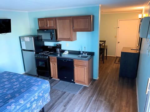 Room, 1 Queen Bed, Kitchen, City View | Private kitchen | Fridge, microwave, coffee/tea maker, paper towels