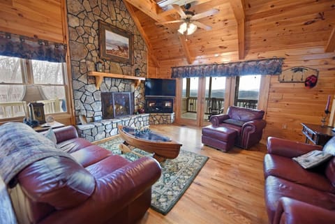 Blue Ridge cabin rental with Amazing Views, Hot Tub, Pool Table, Wifi, Firepit
