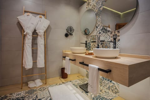 Shower, hair dryer, bathrobes, slippers