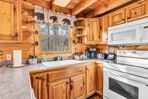 Beautiful kitchen fully stocked!