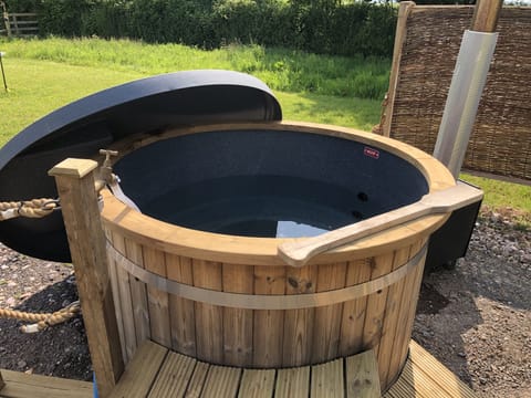 Cottage | Outdoor spa tub