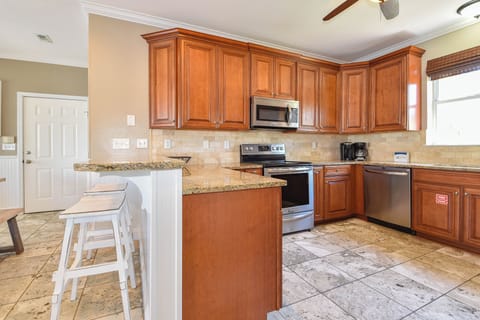 Sun N' Sea Sanctuary - Kitchen and Breakfast Bar