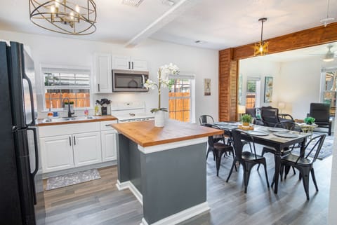 House (4 Bedrooms) | Private kitchen | Microwave, oven, dining tables