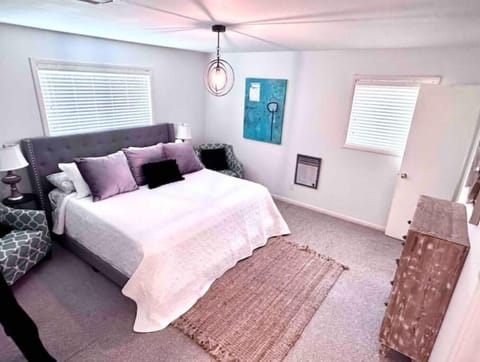 Bedroom 1: King
Master with Bathroom