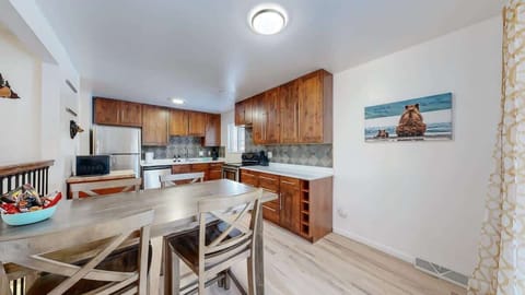 Dining Area – A stylish and comfortable space, ideal for enjoying meals together, featuring a dining table that accommodates guests in a cozy and welcoming setting.