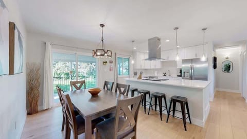 Seats 6 with 4 bar stools