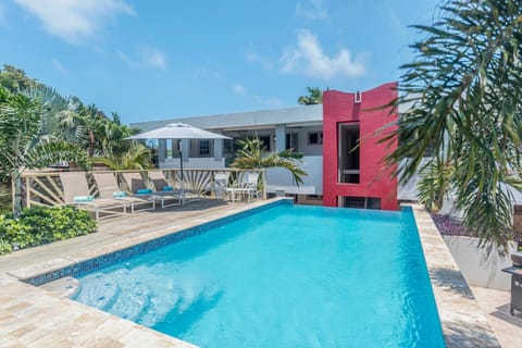 Sunny Pool Haven in the Heart of Aruba ~ Pool~BBQ (10902)