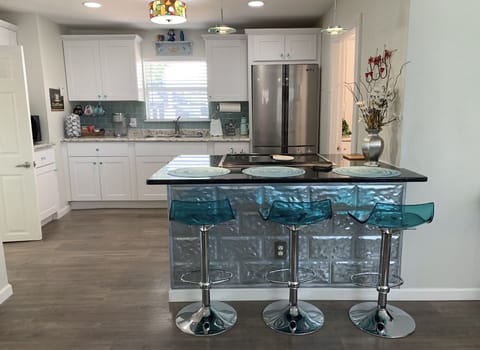 Kitchen view from livingroom - additional seating for eating. 