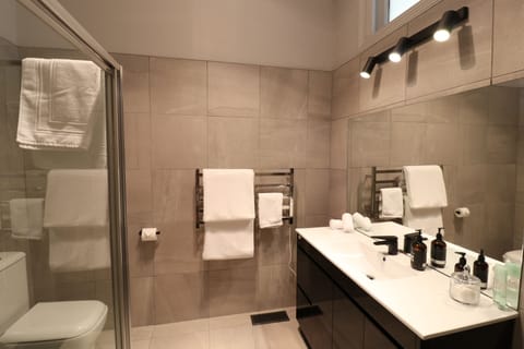 Executive Room, 1 Queen Bed, Ensuite | Bathroom | Hair dryer, towels