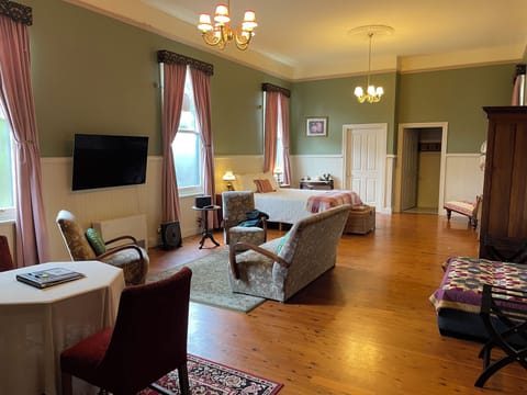 Executive Room, 1 Queen Bed, Ensuite | Egyptian cotton sheets, premium bedding, pillowtop beds