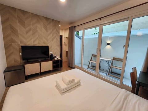 Classic Double Room | Desk, blackout drapes, free WiFi, bed sheets