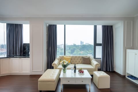 Premier Apartment | Living area | Flat-screen TV