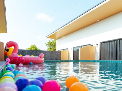 2 outdoor pools