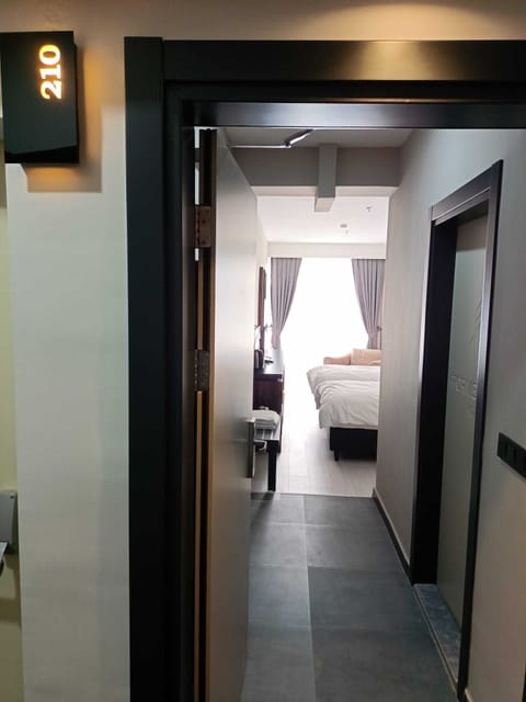 Standard Room | Minibar, laptop workspace, soundproofing, free WiFi