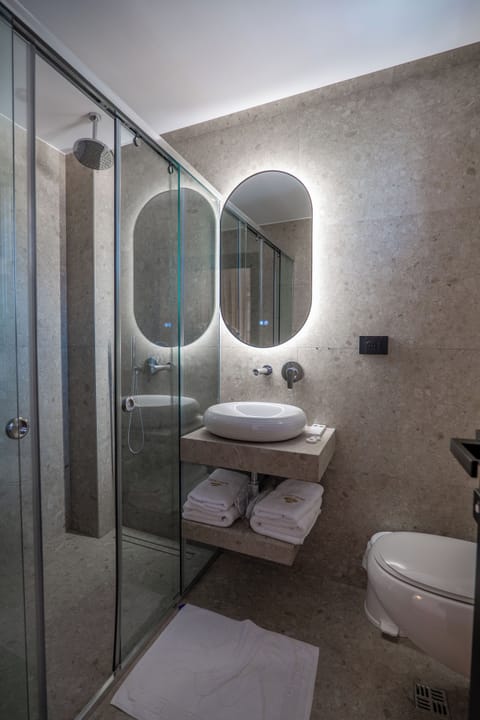 Standard Double Room | Bathroom | Free toiletries, hair dryer, towels, toilet paper