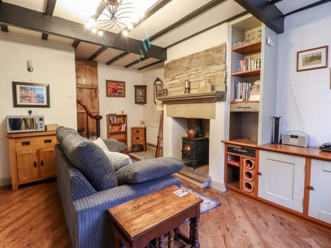 Cottage | Living area | Fireplace, DVD player