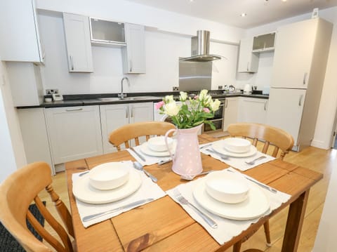 Cottage | Dining