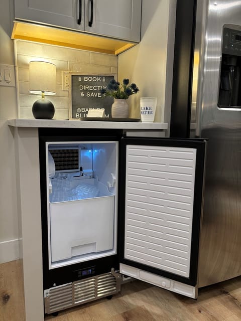 Stay cool at Barndo Bliss! Enjoy the convenience of our ice maker, perfect for refreshing drinks after a day on Lake Cumberland.