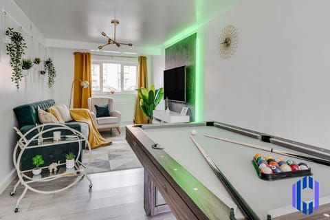Living room  - 50`  Smart TV loaded with Netflix, HDMI cable, ambient lighting,  extra fast wifi & a Pool table - Complimentary tea & coffee available for your enjoyment