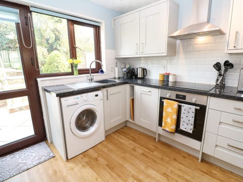 Fridge, dishwasher, cookware/dishes/utensils