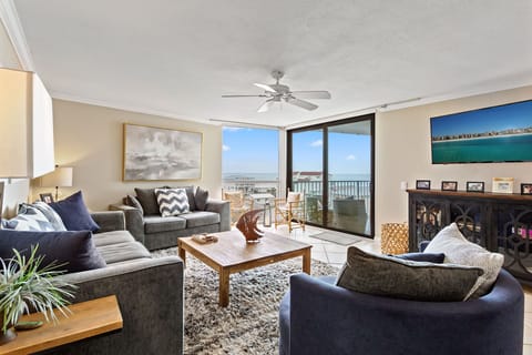 22-Mainsail-362-Living