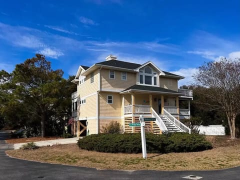 Large corner home with 3 levels 