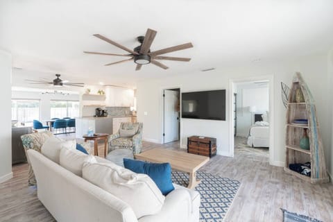 Relax and unwind in our spacious open-concept living area! ️ Enjoy a large smart TV for movie nights, perfect after a day of snorkeling, paddleboarding, or any outdoor adventure! ‍♀️