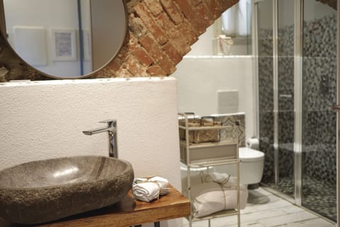 Sesagra | Bathroom | Shower, rainfall showerhead, designer toiletries, hair dryer