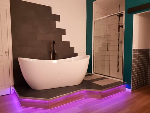 Deluxe Room | Bathroom | Free toiletries, hair dryer, towels, soap