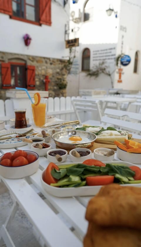 Daily local cuisine breakfast for a fee