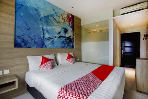 Deluxe Double Room | Desk, laptop workspace, blackout drapes, free WiFi