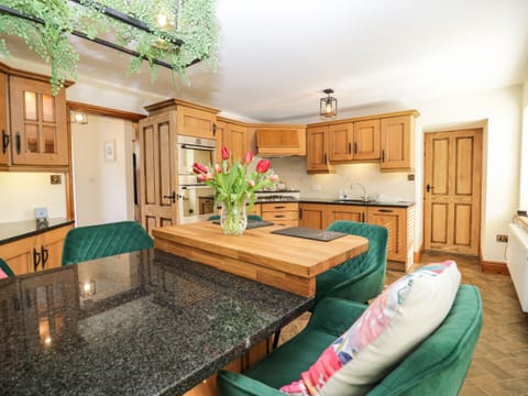 Fridge, cookware/dishes/utensils