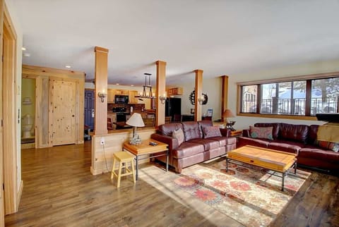 【Living Room】Timber columns and leather sofas — room for all six après-ski