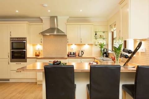 Bracken House breakfast bar and kitchen
