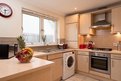 Heather Cottage kitchen with washing machine and oven