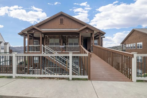 Walk-in Log Cabin by Silver Dollar City & Table Rock Lake! No steps or stairs!