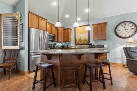 Vacation Rentals in Park City at Bear Hollow Lodges 1401: Full kitchen with bar area