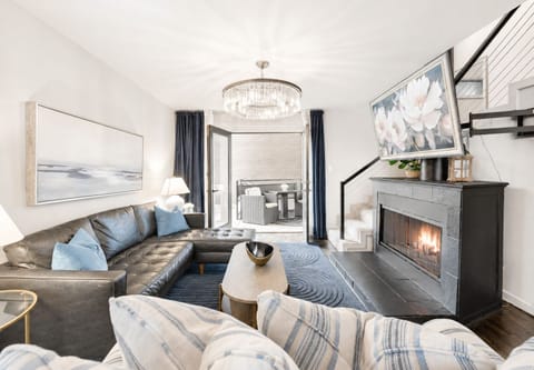 Experience California-inspired indoor-outdoor living in this luxurious space, where you can unwind by the wood-burning fireplace with the doors open, overlooking one of Dallas' most beautiful courtyards.