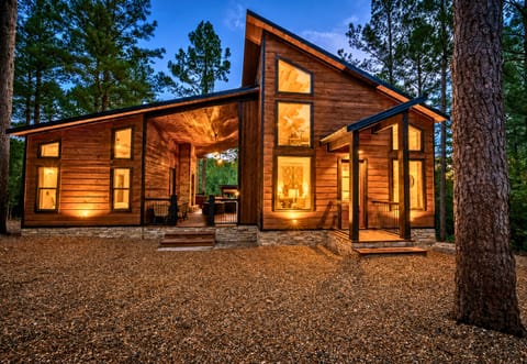 With its striking architecture and pristine location, our cabin is the ultimate sanctuary for those looking to immerse themselves in the beauty of nature.