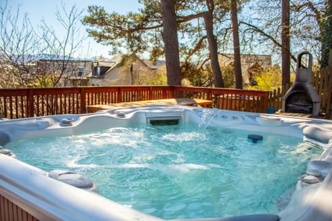 Large lodge in Aviemore with a hot tub