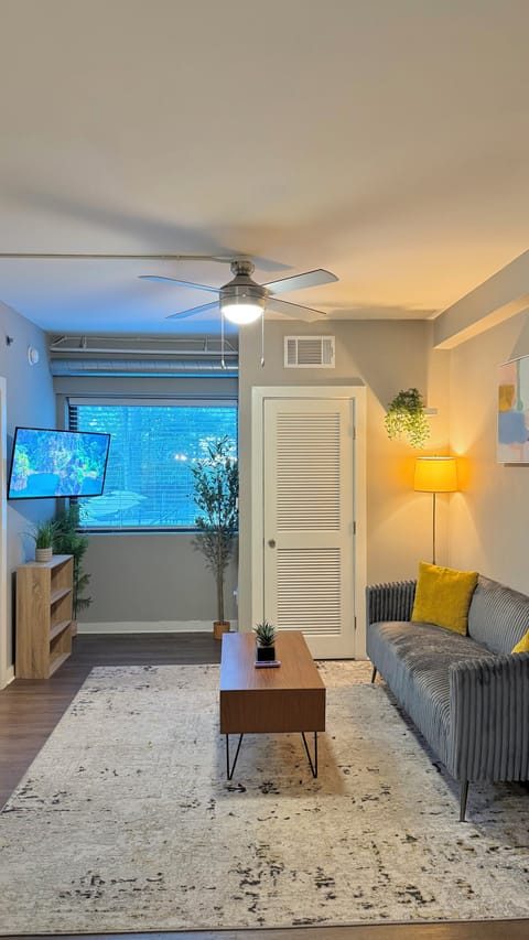Bright & spacious living room 
