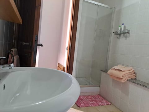 Traditional Room | Bathroom | Shower, rainfall showerhead, hair dryer, bidet