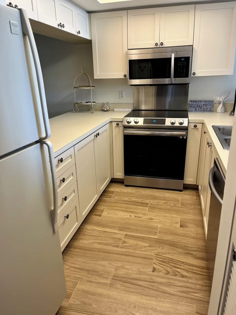 Efficient open, stacked kitchen with fabulous view to the beach & new appliances