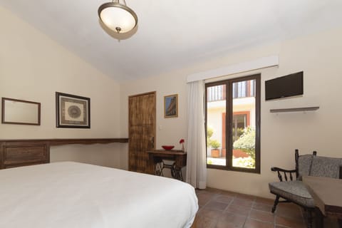 Superior Room | Desk, soundproofing, iron/ironing board, bed sheets